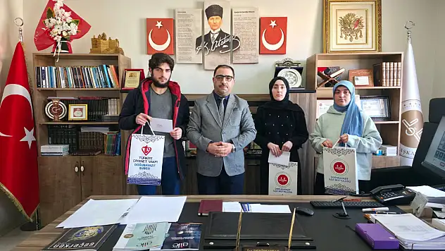 Umre ödüllü bilgi yarışmasında dereceye giren öğrenciler ödüllendirildi