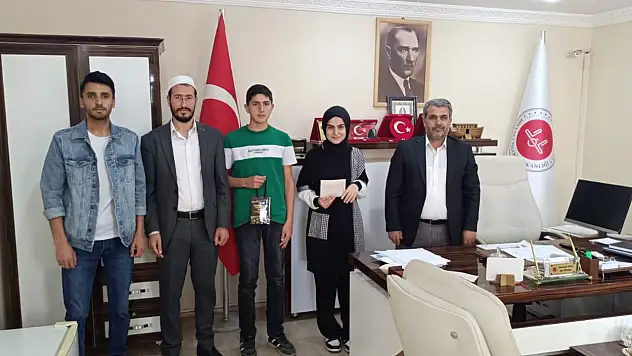 Umre ödüllü yarışmada Tutaklı öğrenciler ödüllerini aldı
