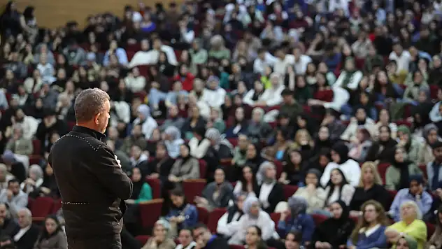 Ünlü sanatçı Haluk Levent Ağrı'da gençlerle buluştu