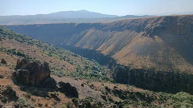 Usta Fotoğrafçının Eşsiz Kadrajında: Erciş Deliçay Kanyonu Hayranlık Uyandırıyor!