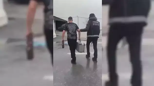 Uyuşturucu madde ile yakalanan şüpheli ayakkabısında gizlediği ile tutuklandı