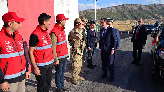Vali Ahmet Karakaya, Mobil Göç Noktası Araçlarında İncelemelerde Bulundu