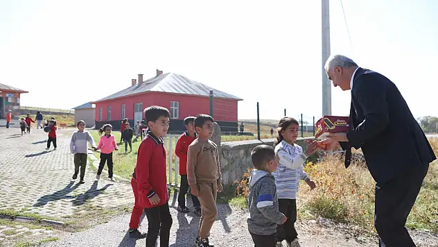 Vali Avni Çakır'dan Minik Öğrencilere Sürpriz Ziyaret