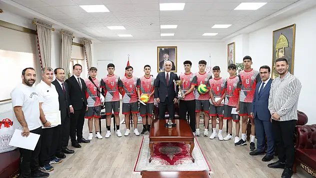 Vali Avni Çakır, Türkiye Şampiyonu Çocuk Voleybol Takımını Tebrik Etti