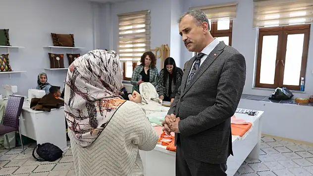 Vali Bozkurt  eşi Betül Bozkurt ile birlikte Aile Destek Merkezlerini ziyaret etti