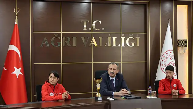 Vali Bozkurt başarılı öğrencileri bizzat tebrik etti