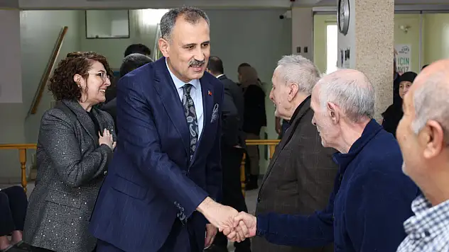 Vali Bozkurt bayramlaşmaya çocuklarla başladı, büyüklerle devam etti
