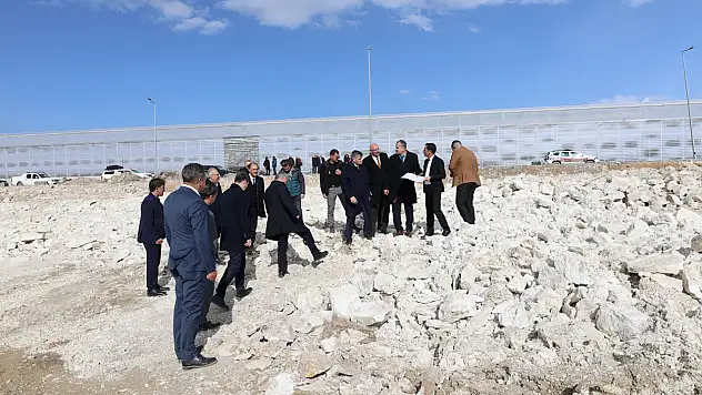 Vali Bozkurt Diyadin'de sera yatırımlarını yerinde inceledi
