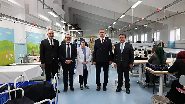 Vali Bozkurt Eleşkirt'te tekstil üretimini inceledi