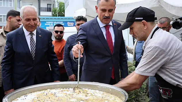 Vali Bozkurt, Eleşkirt'te vatandaşa aşure ikram etti
