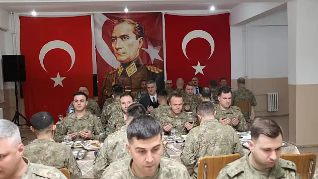 Vali Bozkurt, Mehmetçiğin iftar sofrasına konuk oldu