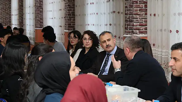 Vali Bozkurt öğrencilerle aynı sofrada buluştu