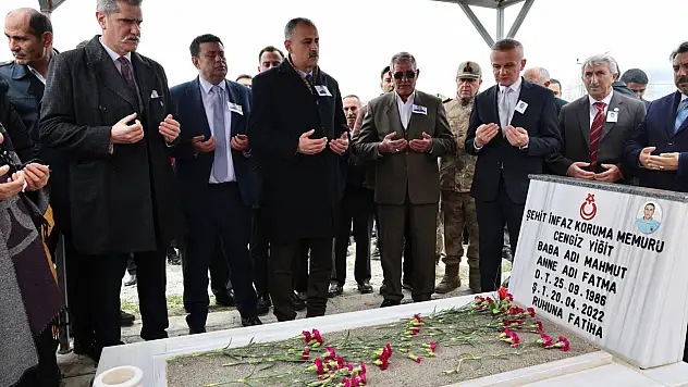 Vali Bozkurt şehit Cengiz Yiğit için düzenlenen anma programına katıldı