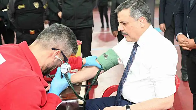 Vali Çiftçi, 45. kez kan bağışında bulunarak plaket aldı ve vatandaşları bağış yapmaya davet etti