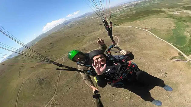Vali Çiftçi, Erzurum'da yamaç paraşütüyle zirveden ovaya süzüldü, yükseklik korkusunu yendi!