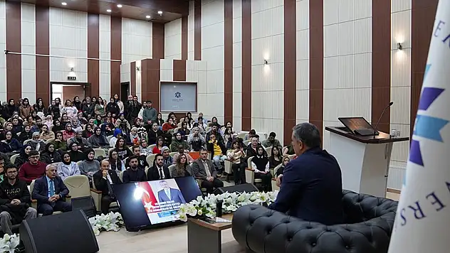 Vali Çiftçi, ETÜ'de üniversite gençliğiyle buluşarak eğitimde verim ve sorumluluğun önemini vurguladı