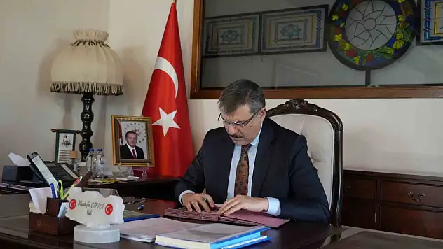 Vali Çiftçi, her pazartesi Erzurum Kongresi Binası'nda tarihi mesai yapıyor