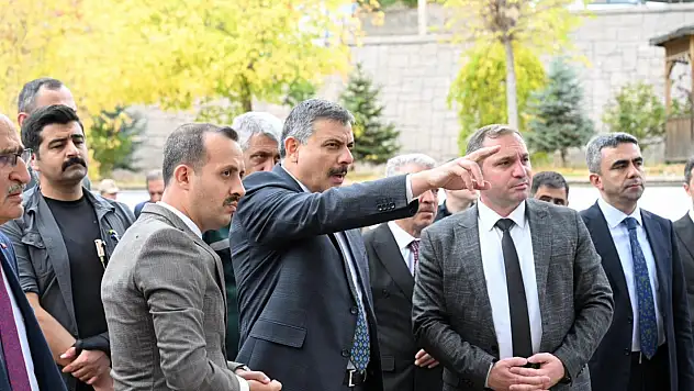 Vali Çiftçi, İspir ve Pazaryolu'nda heyelan bölgesini inceledi, esnafla buluştu ve şehitliği ziyaret etti