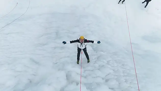 Vali Çiftçi Palandöken'de buz duvarına tırmandı