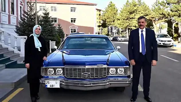 Vali Çiftçi ve eşi 1974 model Chevrolet ile Erzurum sokaklarında nostaljik tur attı