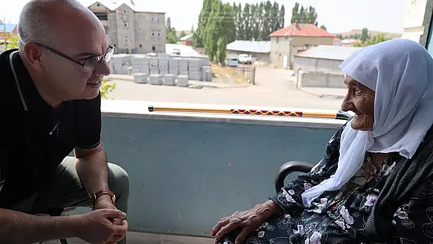 Vali Koç, asırlık çınar Asiye ninenin hayır duasını aldı