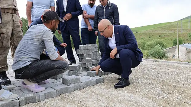 Vali Koç, Dedemaksut köyü yol çalışmalarını yerinde inceledi