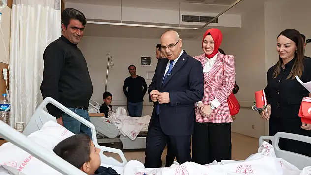 Vali Koç'tan hastanede tedavi gören çocuklara 23 Nisan sürprizi