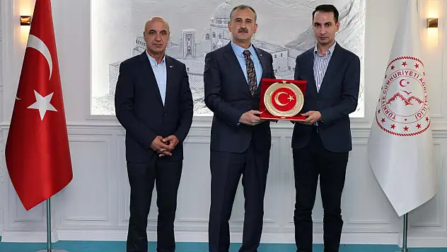 Vali Önder Bozkurt, Kaymakam Serkan Ala'yı makamında kabul etti