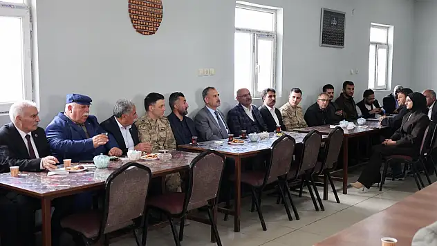 Vali Önder Bozkurt Tezeren'de köy muhtarlarıyla buluştu