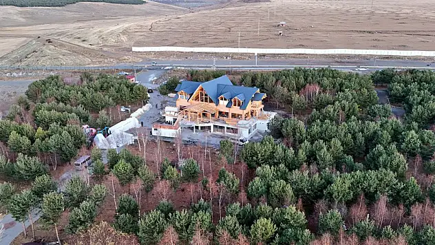 Vali Polat, Çıldır Gölü Manzaralı Kütük Ev İnşaatını İnceledi