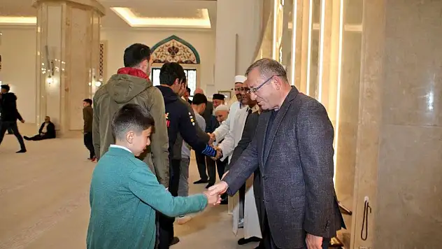Vali Ziya Polat, Bayram Namazının Ardından Vatandaşlarla Bayramlaştı