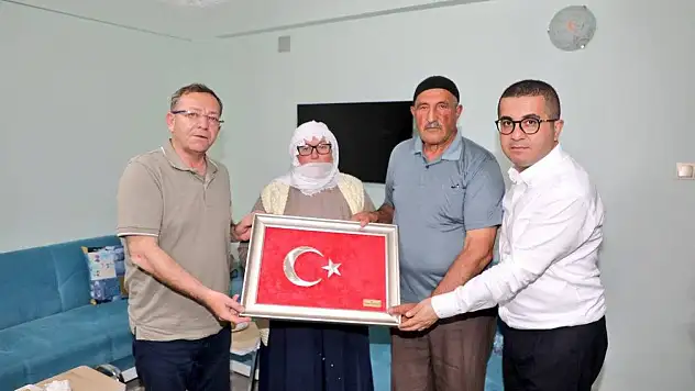 Vali Ziya Polat'tan Şehit Ailesine Babalar Günü Ziyareti
