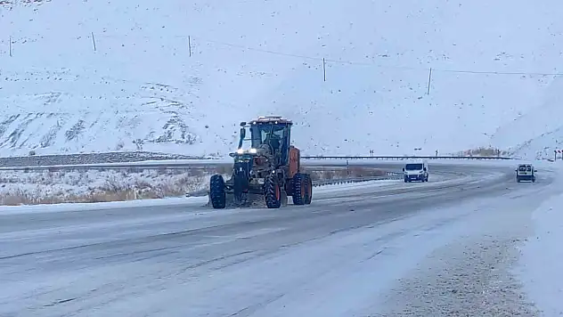 Van-Bahçesaray karayolu çığ nedeniyle ulaşıma kapatıldı, ekipler çalışmalarına başladı