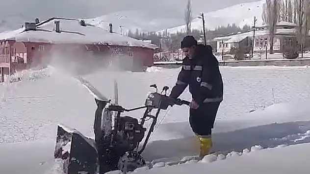 Van Başkale'de Karla Mücadele Çalışmaları Aralıksız Sürüyor