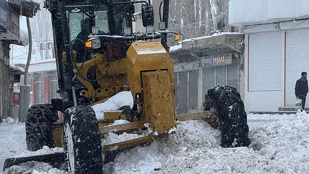 Van Başkale'de Karla Mücadele Aralıksız Sürüyor