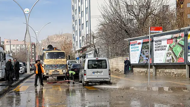 Van Büyükşehir Belediyesi'nden cadde ve sokaklarda bahar temizliği