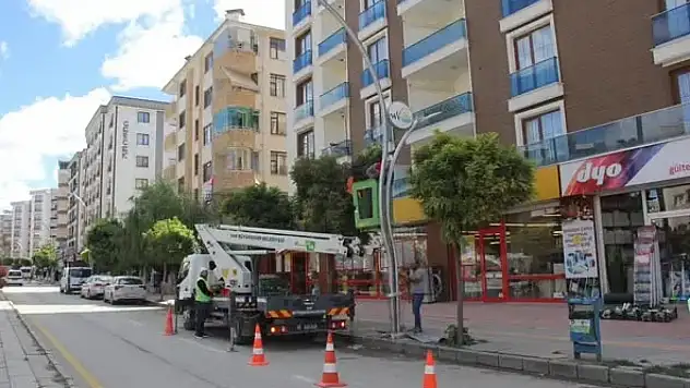 Van Büyükşehir Belediyesi'nden İkinisan Caddesi'ne Modern Aydınlatma