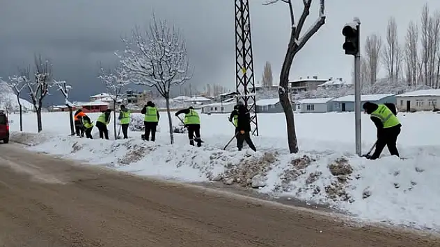 Van Büyükşehir Belediyesi'nden Kar Temizleme Çalışması