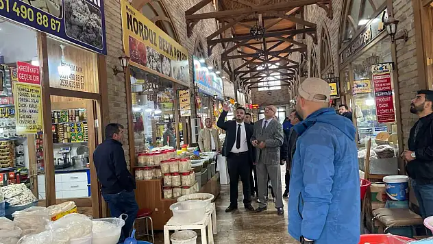 Van Büyükşehir Belediyesi Zabıta Ekipleri Tarihi Peynirciler Çarşısı'nda Esnafın Sorunlarını Dinledi