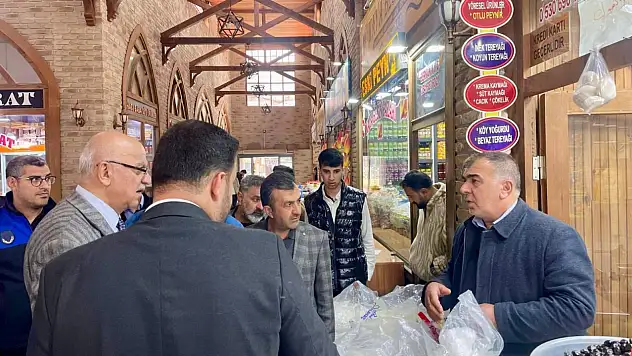 Van Büyükşehir Belediyesi Zabıta Ekipleri, Tarihi Peynirciler Çarşısı'nda Esnafın Yanında