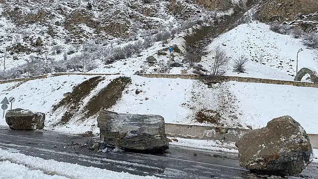 Van-Çatak kara yoluna dev kaya parçaları düştü