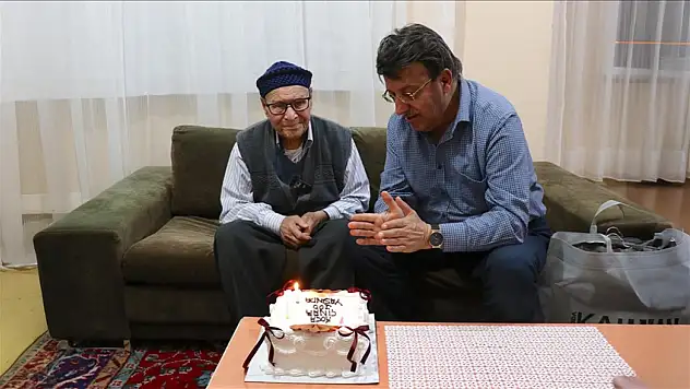 Van'da 100 yaşındaki Nebi Önay'a sürpriz doğum günü partisi düzenlendi