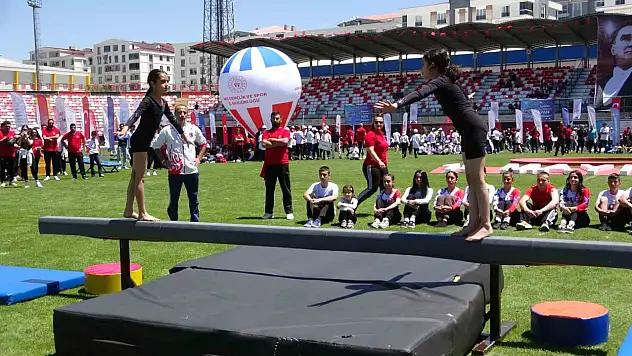Van'da 19 Mayıs Bayramı coşkuyla kutlandı, gençlik ve spor etkinlikleriyle renkli anlar yaşandı