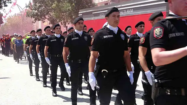 Van'da 30 Ağustos Zafer Bayramı coşkuyla kutlandı: Tören, geçit ve saygı duruşuyla gerçekleşti