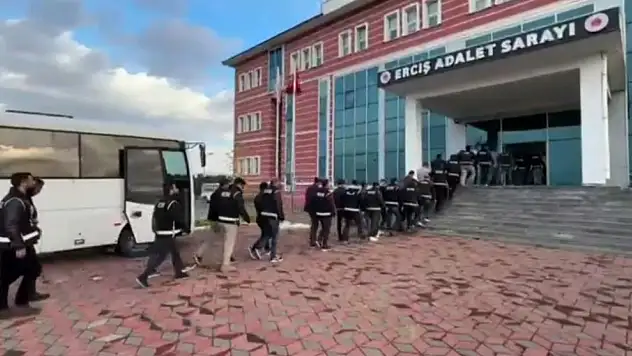 Van'da 37 adrese baskın: Kalaşnikof ve G3 tüfeği ele geçirildi