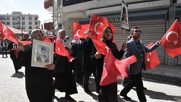Van'da ailelerin DEM Parti önündeki evlat nöbeti devam ediyor