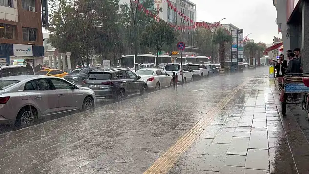 Van'da Ani Sağanak: Cadde ve Sokaklar Suyla Kaplanırken Trafik Durma Noktasına Geldi