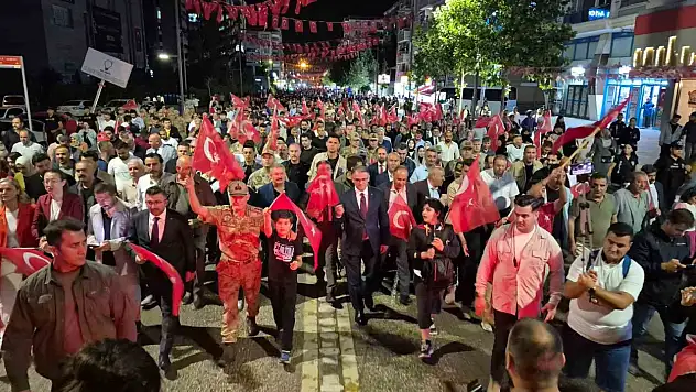 Van'da Anma Etkinliği: '15 Temmuz' Şehitleri İçin Yürüyüş Düzenlendi