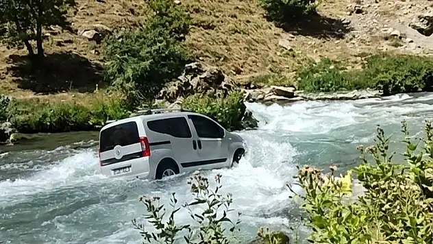 Van'da araç Bahçesaray Çayı'na düştü: Arama çalışması başlatıldı