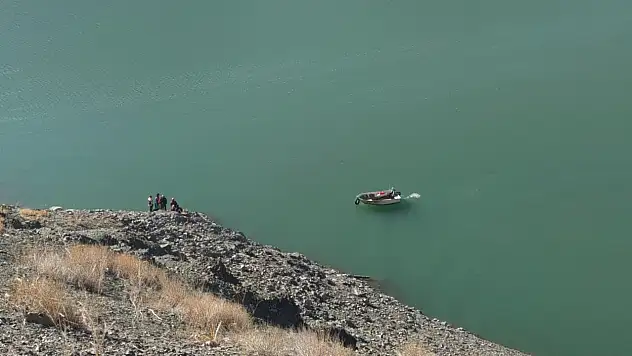 Van'da aracın baraja uçması sonucu 3 kişiye ulaşmak için arama kurtarma çalışması başlatıldı